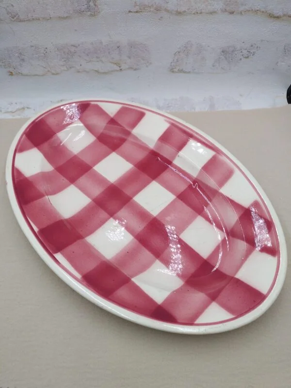Grand plat en faïence Vichy rose framboise et blanc