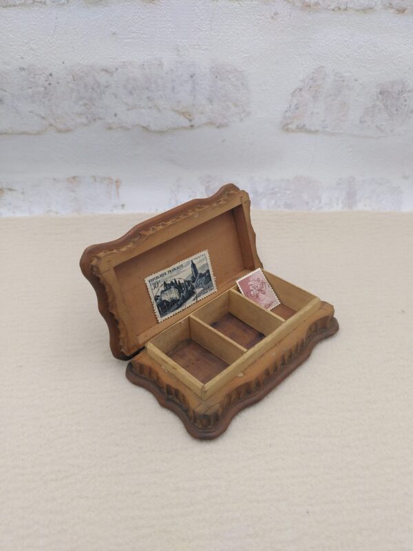 Boîte à timbres ancienne