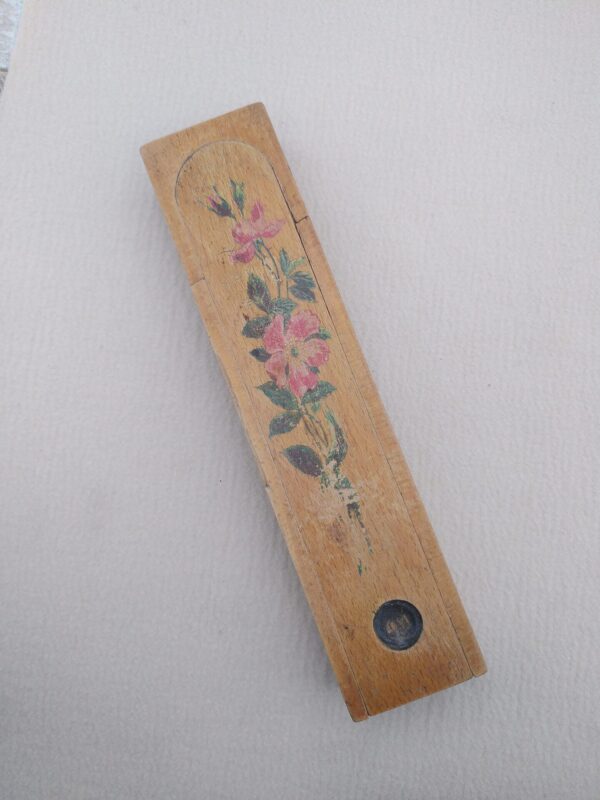 Plumier ancien en bois décor fleurs roses