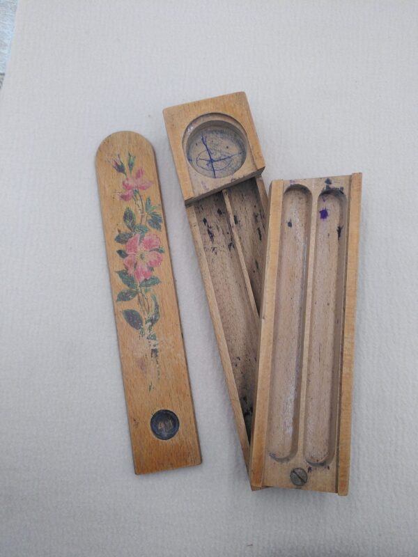 Plumier ancien en bois décor fleurs roses – Image 2