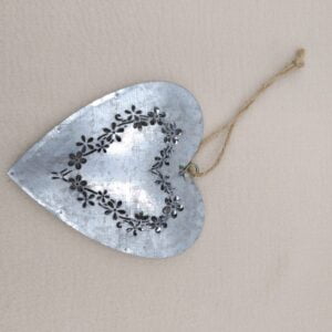 Petit coeur en fer blanc motifs ajourés