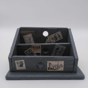 Porte-courrier ancien patiné gris décor timbres
