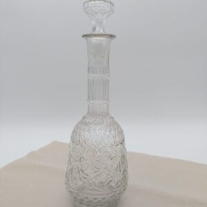 Carafe en verre ancienne avec reliefs
