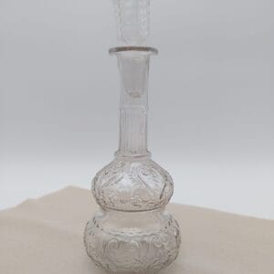 Petite carafe ancienne en verre avec reliefs